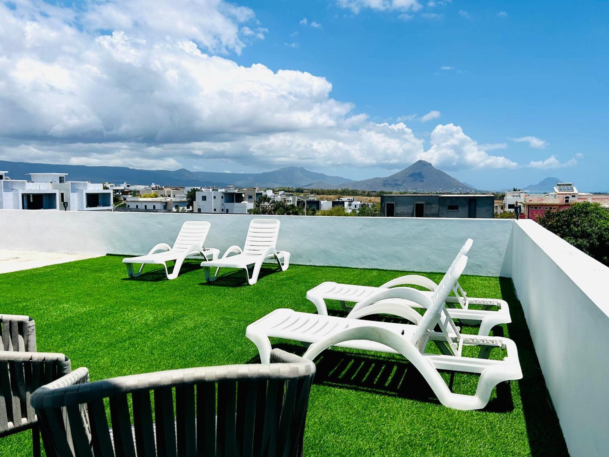 Amazing Sunset View Rooftop. Flic-en-Flacq Esterno foto